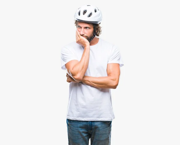 Stilig Spansktalande Cyklist Mannen Bära Skyddshjälm Över Isolerade Bakgrund Tänkande — Stockfoto