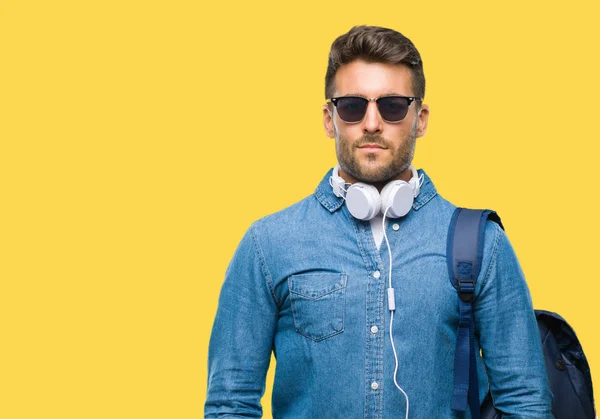 Mladý Pohledný Turistický Muž Nosit Sluchátka Batoh Izolované Pozadí Vážným — Stock fotografie