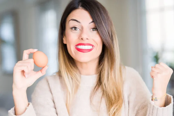 Ung Vacker Kvinna Som Håller Färskt Ägg Hemma Skrek Stolt — Stockfoto