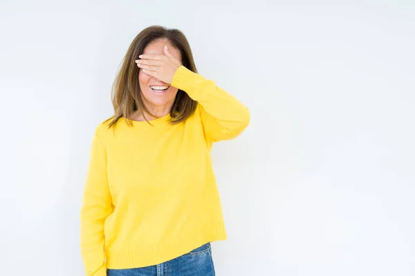 Schöne Frau Mittleren Alters Gelbem Pullover Vor Isoliertem Hintergrund Lächelnd — Stockfoto