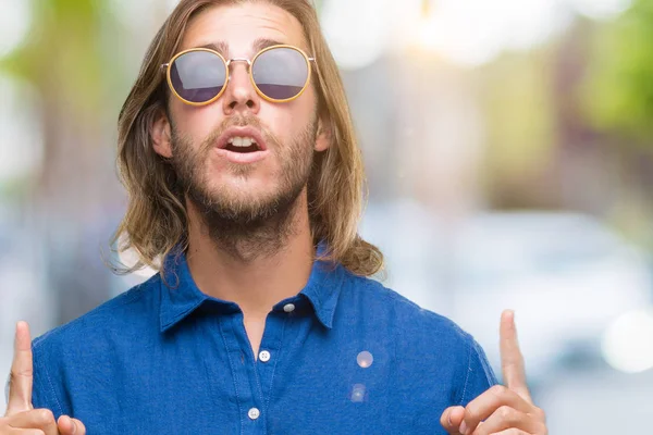 Jovem Homem Bonito Com Cabelos Longos Vestindo Óculos Sol Sobre — Fotografia de Stock