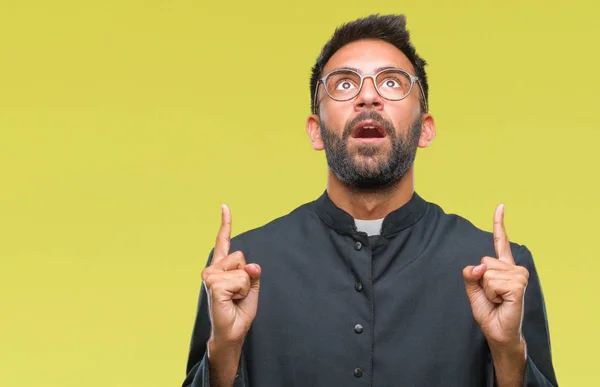 Dospělých Hispánský Katolický Kněz Muž Izolované Pozadí Ohromen Překvapen Vzhlédl — Stock fotografie
