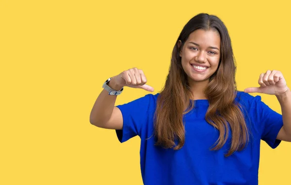 Jovem Bela Mulher Morena Vestindo Camiseta Azul Sobre Fundo Isolado — Fotografia de Stock