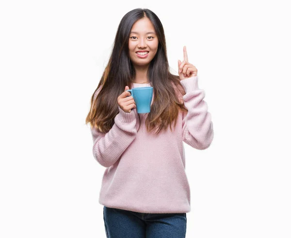 Giovane Donna Asiatica Che Beve Caffè Sfondo Isolato Sorpreso Idea — Foto Stock