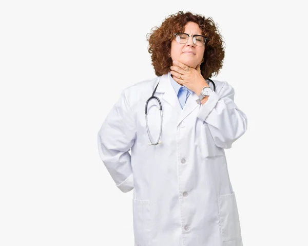 Média Ager Médico Sênior Mulher Sobre Fundo Isolado Tocando Pescoço — Fotografia de Stock