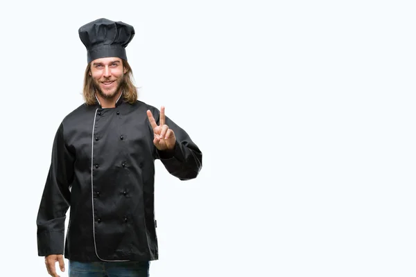 Jovem Cozinheiro Bonito Com Cabelos Longos Sobre Fundo Isolado Sorrindo — Fotografia de Stock