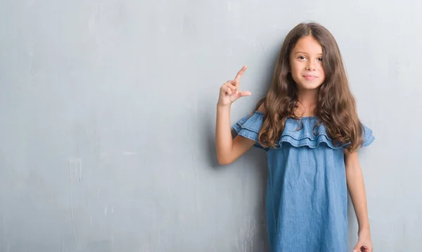 Jonge Latino Jongen Grunge Grijs Muur Glimlachend Vertrouwen Gebaren Met — Stockfoto