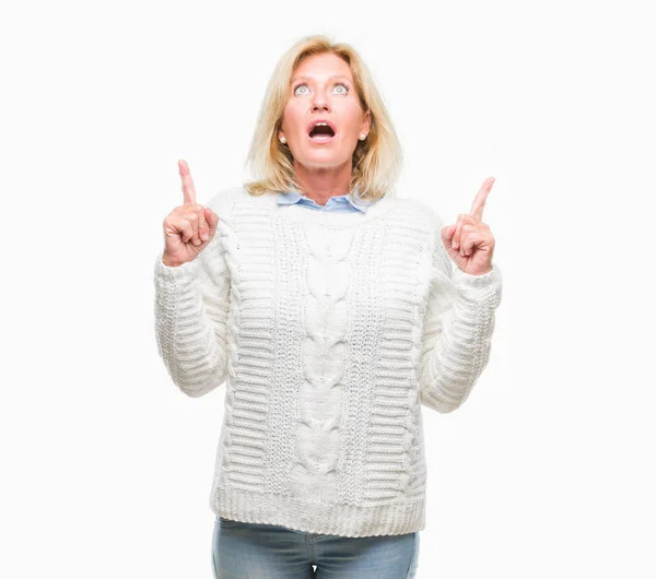 Mulher Loira Meia Idade Usando Camisola Inverno Sobre Fundo Isolado — Fotografia de Stock