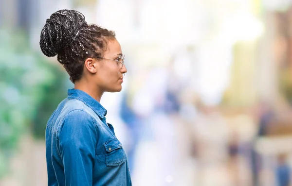 Ung Flätat Hår Afrikanska Amerikanska Flickan Bär Glasögon Över Isolerade — Stockfoto