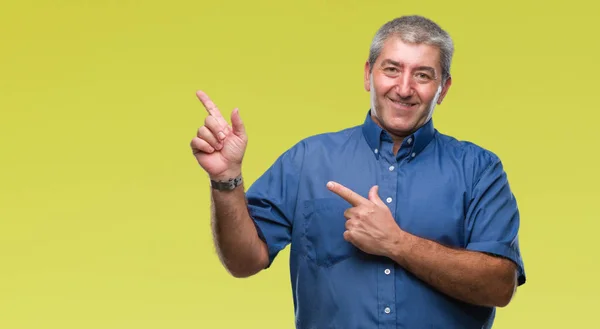 Hombre Mayor Guapo Sobre Fondo Aislado Sonriendo Mirando Cámara Apuntando —  Fotos de Stock