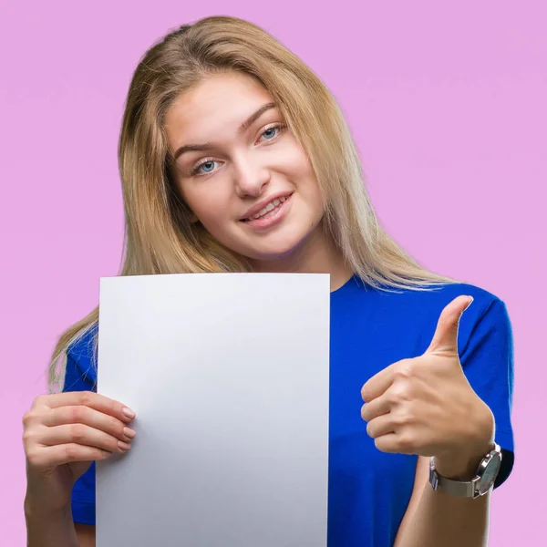 Junge Kaukasische Frau Hält Leeres Blatt Papier Über Isoliertem Hintergrund — Stockfoto