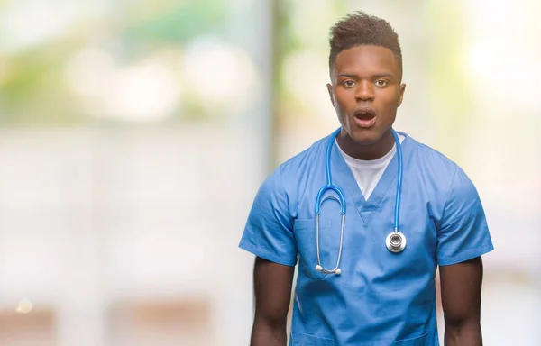 Νεαρός Γιατρός Αφρικανική Αμερικανική Άνδρα Πάνω Μια Απομονωμένη Φόντο Φορώντας — Φωτογραφία Αρχείου