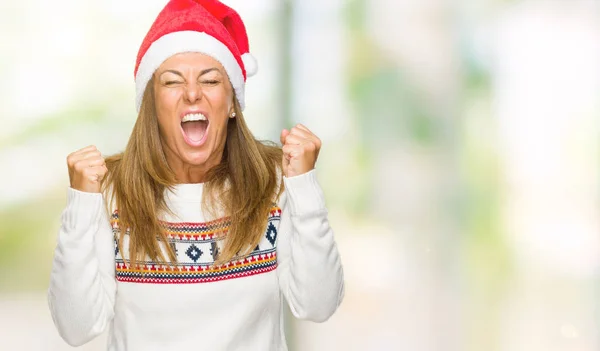 Erwachsene Frau Mittleren Alters Winterpullover Und Weihnachtsmütze Vor Isoliertem Hintergrund — Stockfoto