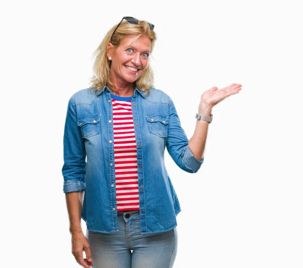 Blonde Vrouw Van Middelbare Leeftijd Geïsoleerde Achtergrond Lacht Vrolijk Presenteren — Stockfoto