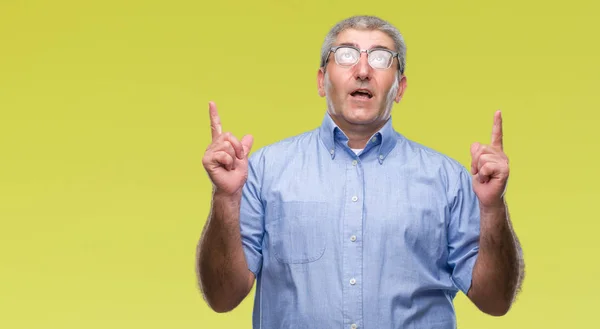 Pěkný Starší Muž Nosí Brýle Izolované Pozadí Ohromen Překvapen Vzhlédl — Stock fotografie