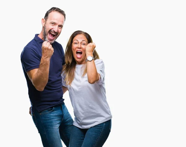 中年ヒスパニック系カジュアルなカップルは 非常に幸せと興奮して腕を上げると 笑みを浮かべて 成功のために叫んで勝者ジェスチャーを行う分離の背景の上 お祝いのコンセプト — ストック写真