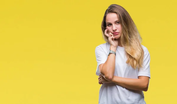 Jovem Bela Mulher Loira Vestindo Casual Shirt Branca Sobre Fundo — Fotografia de Stock