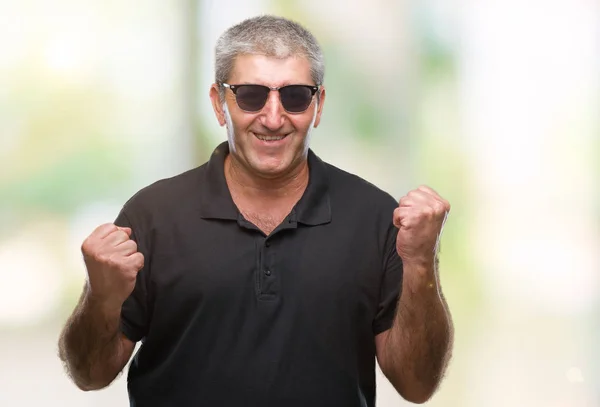 Hombre Mayor Guapo Con Gafas Sol Sobre Fondo Aislado Muy — Foto de Stock