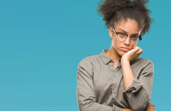 Mujer Afroamericana Joven Con Gafas Sobre Fondo Aislado Pensando Que — Foto de Stock