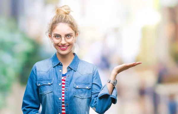 Joven Hermosa Mujer Rubia Con Gafas Sobre Fondo Aislado Sonriendo — Foto de Stock