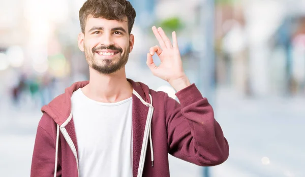 Giovane Bell Uomo Sfondo Isolato Sorridente Positivo Facendo Segno Con — Foto Stock