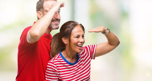 Medelåldern Spansktalande Par Kärlek Över Isolerade Bakgrund Mycket Glad Och — Stockfoto