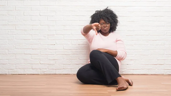 Mujer Afroamericana Joven Sentada Suelo Casa Con Aspecto Infeliz Enojado — Foto de Stock