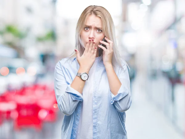 Young Blonde Woman Talking Using Smarpthone Isolated Background Cover Mouth — Stock Photo, Image