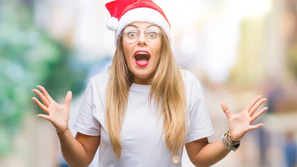 Jovem Mulher Bonita Vestindo Chapéu Natal Sobre Fundo Isolado Celebrando — Fotografia de Stock