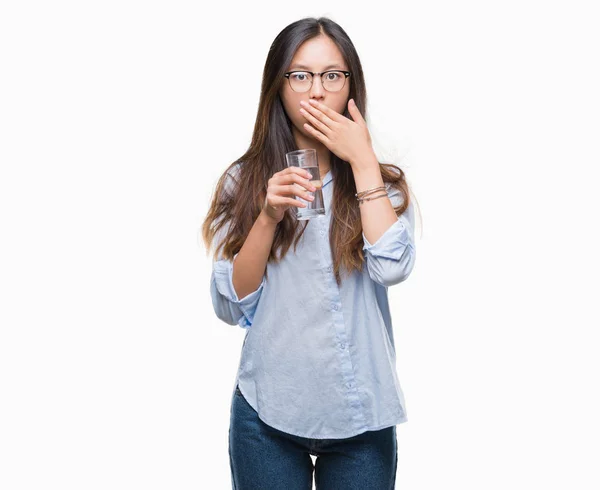 Joven Asiática Bebiendo Vaso Agua Sobre Fondo Aislado Cubrir Boca — Foto de Stock