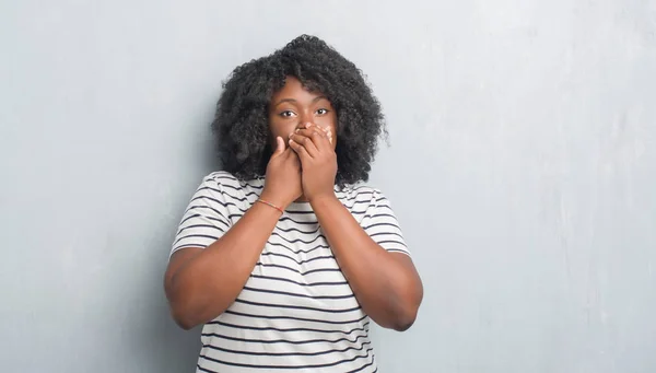 若いアフリカ系アメリカ人プラス グレー グランジ壁のミスのための手で口を覆っているショックを受けた女性 秘密の概念 — ストック写真