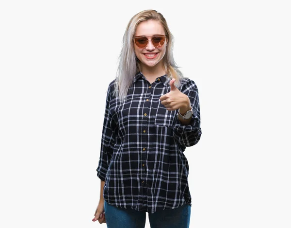 Junge Blonde Frau Mit Sonnenbrille Über Isoliertem Hintergrund Macht Glückliche — Stockfoto