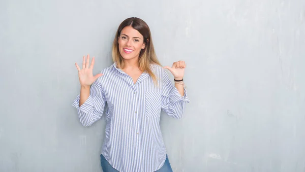 Joven Mujer Adulta Sobre Gris Grunge Pared Usando Ropa Negocios —  Fotos de Stock