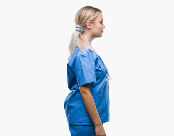 Młoda Blondynka Chirurg Lekarz Kobieta Białym Tle Patrząc Bok Zrelaksować — Zdjęcie stockowe