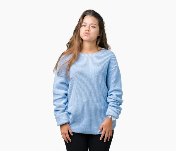 Młoda Piękna Kobieta Brunetka Swetrze Niebieski Zima Białym Tle Sapiąc — Zdjęcie stockowe