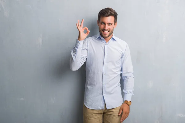 Bonito Jovem Homem Negócios Sobre Parede Grunge Cinza Vestindo Camisa — Fotografia de Stock