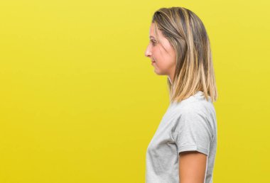 İzole arka tarafına, arayan genç güzel kadın dinlenmek doğal yüz emin gülümseme ile pozuyla profili.