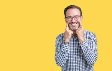 Yakışıklı orta yaş zarif komuta sizde gözlük izole üzerinde gülen arka plan açık ağız ile parmak işaret ve neşeli gülümseme zorlamadan