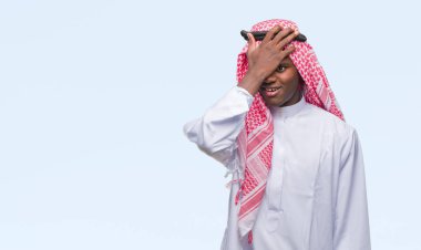 Geleneksel keffiyeh izole arka kafasına hata için el ile sürpriz üzerinde giyen genç Arapça Afrika adam hata hatırlıyorum. Unuttum, kötü bellek kavramı.