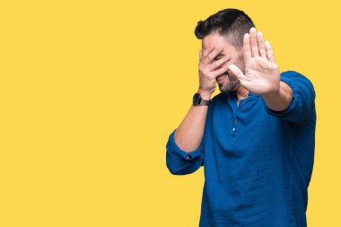Genç yakışıklı adam izole elleriyle gözlerini kapsayan arka plan ve stop jest ile acı ve korku ifadesi. Utandım ve negatif kavramı.