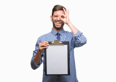 Genç yakışıklı iş adamı holding Pano ile mutlu yüz el parmaklarının arasından seyir göz üzerinde ok işaretiyle yapıyor gülümseyen izole arka plan üzerinde