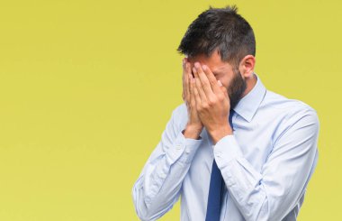 Yüzünü elleriyle ağlayarak süre kapsayan üzgün ifade ile izole arka plan üzerinde yetişkin İspanyol iş adamı. Depresyon kavramı.