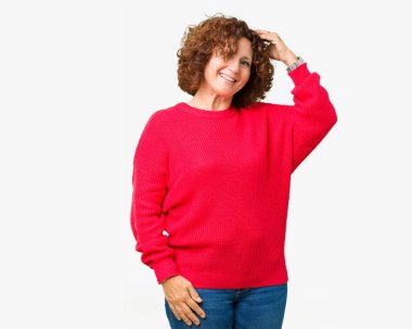 Güzel orta ager üst düzey kadın kırmızı kış kazak üzerine el jest yukarıya ile kendine güvenen dokunaklı saç gülümseyerek, çekici poz arka plan izole