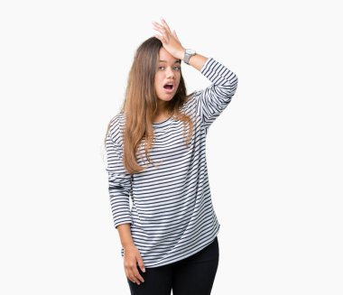 Genç güzel esmer kadın giyiyor çizgili süveter izole arka kafasına hata için el ile sürpriz üzerinde hata hatırlıyorum. Unuttum, kötü bellek kavramı.