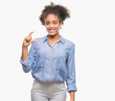 Genç afro Amerikan kadın izole arka plan gülümseyen ve süre seyir ve kamera boyutu işaret parmaklarıyla yapıyor el ile kendine güvenen el hareketi yüzünden. Ölçü kavramı.