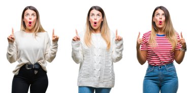 Kolaj izole arka plan üzerinde genç güzel kadın hayrete ve yukarıya bakıyor ve parmakları ile işaret ve silah kaldırdı şaşırttı.