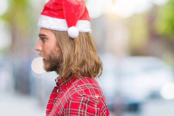 Молодой Красивый Мужчина Длинными Волосами Носить Шляпу Санта Клауса Изолированном — стоковое фото