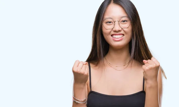 Jovem Mulher Asiática Vestindo Óculos Sobre Fundo Isolado Muito Feliz — Fotografia de Stock