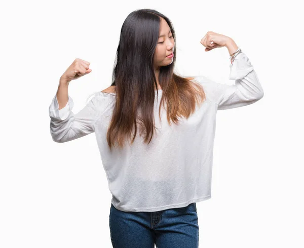 Ung Asiatisk Kvinna Över Isolerade Bakgrund Visar Armar Muskler Ler — Stockfoto