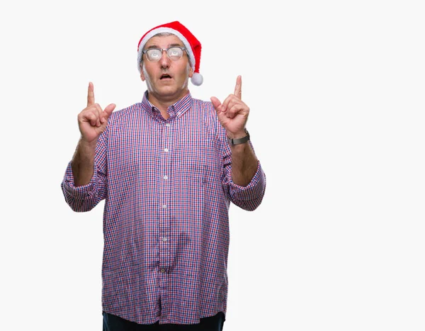 Hombre Mayor Guapo Con Sombrero Navidad Sobre Fondo Aislado Asombrado — Foto de Stock